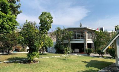 Casa con alberca, squash y gran jardín en Burgos | $9,000,000