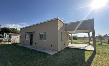Casa en Venta de 2 dorm. Terreno de 700 m2. Quincho con pileta. Barrio El Amparo, Escalada, Zarate