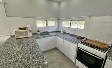 Casa en Venta de 2 dorm. Terreno de 700 m2. Quincho con pileta. Barrio El Amparo, Escalada, Zarate