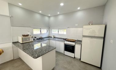 Casa en Venta de 2 dorm. Terreno de 700 m2. Quincho con pileta. Barrio El Amparo, Escalada, Zarate