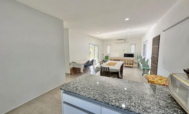 Casa en Venta de 2 dorm. Terreno de 700 m2. Quincho con pileta. Barrio El Amparo, Escalada, Zarate