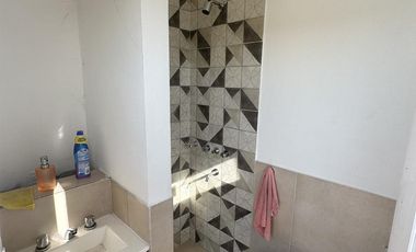 Casa en Venta de 2 dorm. Terreno de 700 m2. Quincho con pileta. Barrio El Amparo, Escalada, Zarate