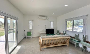 Casa en Venta de 2 dorm. Terreno de 700 m2. Quincho con pileta. Barrio El Amparo, Escalada, Zarate