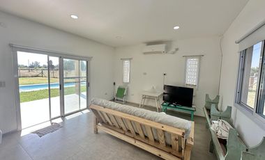 Casa en Venta de 2 dorm. Terreno de 700 m2. Quincho con pileta. Barrio El Amparo, Escalada, Zarate