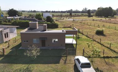 Casa en Venta de 2 dorm. Terreno de 700 m2. Quincho con pileta. Barrio El Amparo, Escalada, Zarate