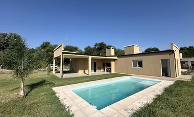 Casa en Venta de 2 dorm. Terreno de 700 m2. Quincho con pileta. Barrio El Amparo, Escalada, Zarate