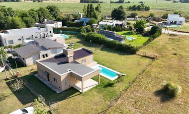 Casa en Venta de 2 dorm. Terreno de 700 m2. Quincho con pileta. Barrio El Amparo, Escalada, Zarate