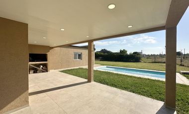 Casa en Venta de 2 dorm. Terreno de 700 m2. Quincho con pileta. Barrio El Amparo, Escalada, Zarate