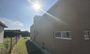 Casa en Venta de 2 dorm. Terreno de 700 m2. Quincho con pileta. Barrio El Amparo, Escalada, Zarate