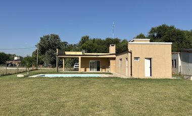 Casa en Venta de 2 dorm. Terreno de 700 m2. Quincho con pileta. Barrio El Amparo, Escalada, Zarate