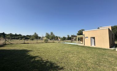 Casa en Venta de 2 dorm. Terreno de 700 m2. Quincho con pileta. Barrio El Amparo, Escalada, Zarate