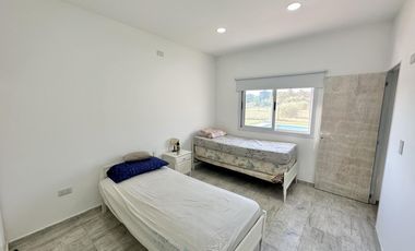Casa en Venta de 2 dorm. Terreno de 700 m2. Quincho con pileta. Barrio El Amparo, Escalada, Zarate