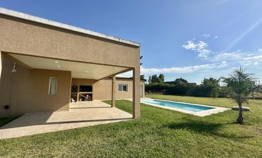 Casa en Venta de 2 dorm. Terreno de 700 m2. Quincho con pileta. Barrio El Amparo, Escalada, Zarate