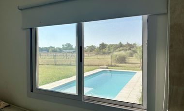 Casa en Venta de 2 dorm. Terreno de 700 m2. Quincho con pileta. Barrio El Amparo, Escalada, Zarate