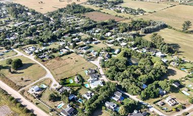 Casa en Venta de 2 dorm. Terreno de 700 m2. Quincho con pileta. Barrio El Amparo, Escalada, Zarate