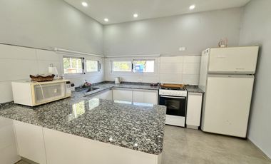 Casa en Venta de 2 dorm. Terreno de 700 m2. Quincho con pileta. Barrio El Amparo, Escalada, Zarate