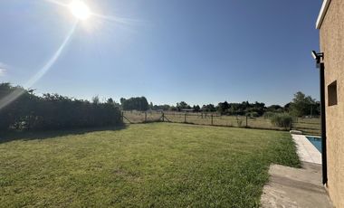 Casa en Venta de 2 dorm. Terreno de 700 m2. Quincho con pileta. Barrio El Amparo, Escalada, Zarate