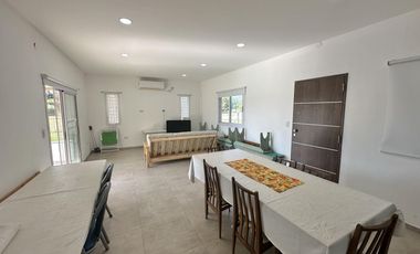 Casa en Venta de 2 dorm. Terreno de 700 m2. Quincho con pileta. Barrio El Amparo, Escalada, Zarate