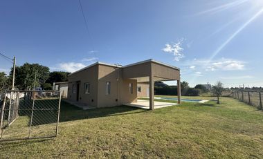 Casa en Venta de 2 dorm. Terreno de 700 m2. Quincho con pileta. Barrio El Amparo, Escalada, Zarate