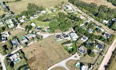 Casa en Venta de 2 dorm. Terreno de 700 m2. Quincho con pileta. Barrio El Amparo, Escalada, Zarate