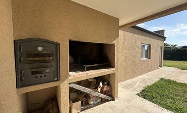 Casa en Venta de 2 dorm. Terreno de 700 m2. Quincho con pileta. Barrio El Amparo, Escalada, Zarate