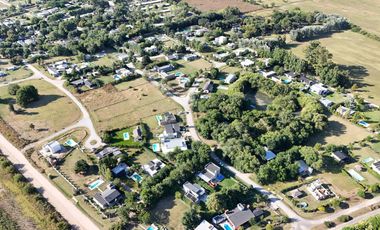 Casa en Venta de 2 dorm. Terreno de 700 m2. Quincho con pileta. Barrio El Amparo, Escalada, Zarate