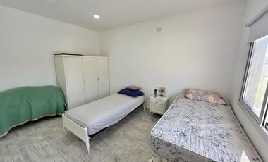 Casa en Venta de 2 dorm. Terreno de 700 m2. Quincho con pileta. Barrio El Amparo, Escalada, Zarate