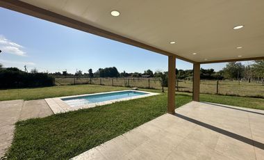 Casa en Venta de 2 dorm. Terreno de 700 m2. Quincho con pileta. Barrio El Amparo, Escalada, Zarate