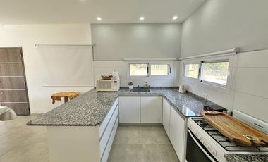 Casa en Venta de 2 dorm. Terreno de 700 m2. Quincho con pileta. Barrio El Amparo, Escalada, Zarate