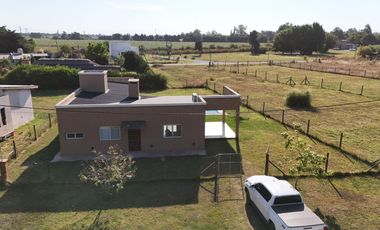 Casa en Venta de 2 dorm. Terreno de 700 m2. Quincho con pileta. Barrio El Amparo, Escalada, Zarate