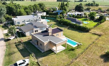 Casa en Venta de 2 dorm. Terreno de 700 m2. Quincho con pileta. Barrio El Amparo, Escalada, Zarate