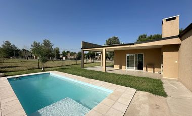 Casa en Venta de 2 dorm. Terreno de 700 m2. Quincho con pileta. Barrio El Amparo, Escalada, Zarate