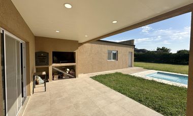 Casa en Venta de 2 dorm. Terreno de 700 m2. Quincho con pileta. Barrio El Amparo, Escalada, Zarate