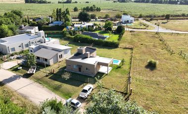 Casa en Venta de 2 dorm. Terreno de 700 m2. Quincho con pileta. Barrio El Amparo, Escalada, Zarate