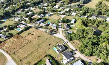 Casa en Venta de 2 dorm. Terreno de 700 m2. Quincho con pileta. Barrio El Amparo, Escalada, Zarate