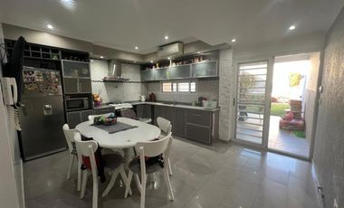 CASA/DUPLEX EN VENTA - MERLO