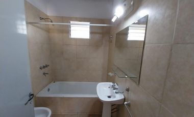 Departamento 3 amb al frente 1er piso por escalera