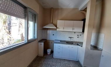 Departamento 3 amb al frente 1er piso por escalera