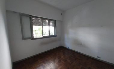 Departamento 3 amb al frente 1er piso por escalera