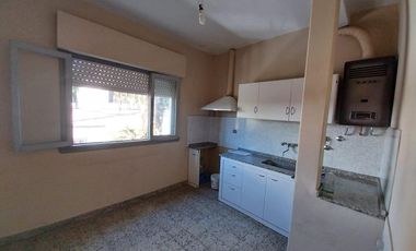 Departamento 3 amb al frente 1er piso por escalera