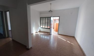 Departamento 3 amb al frente 1er piso por escalera