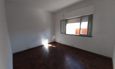 Departamento 3 amb al frente 1er piso por escalera