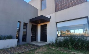 CASA EN VENTA EN ZONA NEBEL