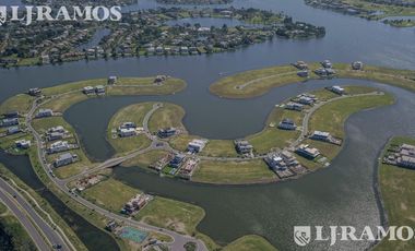 Lote a la laguna en venta en Los Puentes, Nordelta.