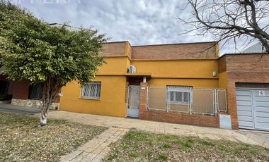 Venta casa 3 ambientes con cochera en Wilde (30311)
