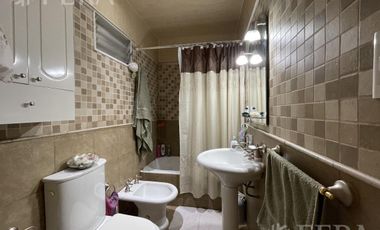 Venta casa 3 ambientes con cochera en Wilde (30311)