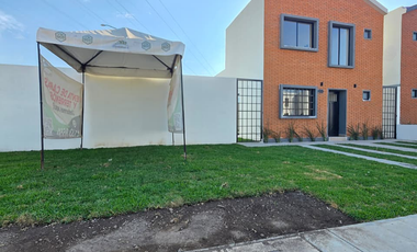 CASA EN VENTA CON TERRENO EXCEDENTE, 3 RECÁMARAS, 2 BAÑOS, COCHERA PARA 2 AUTOS