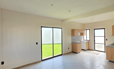 CASA EN VENTA CON TERRENO EXCEDENTE, 3 RECÁMARAS, 2 BAÑOS, COCHERA PARA 2 AUTOS