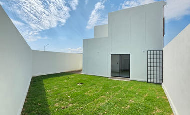 CASA EN VENTA CON TERRENO EXCEDENTE, 3 RECÁMARAS, 2 BAÑOS, COCHERA PARA 2 AUTOS