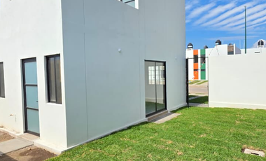 CASA EN VENTA CON TERRENO EXCEDENTE, 3 RECÁMARAS, 2 BAÑOS, COCHERA PARA 2 AUTOS